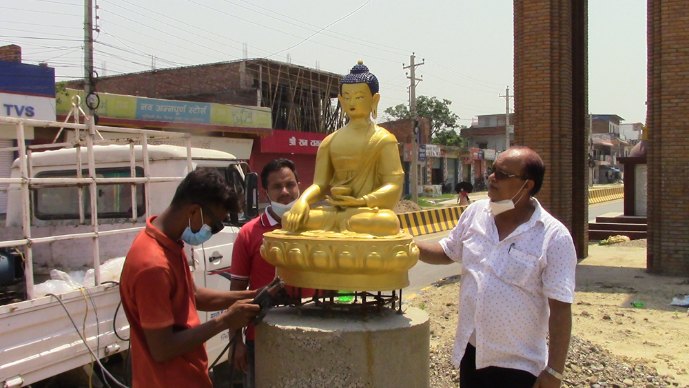 भैरहवाका सडकमा बुद्धका मूर्ति राखिँदै